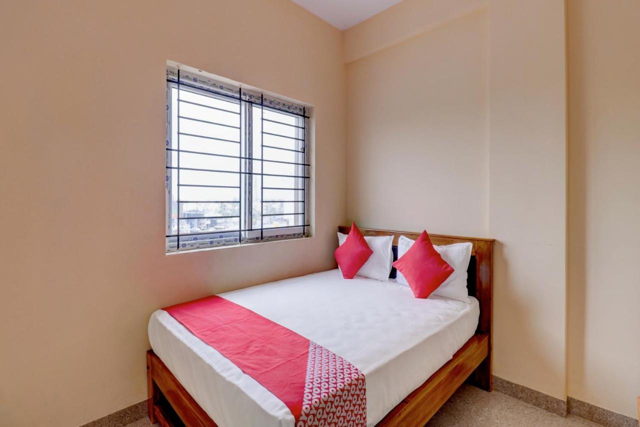 Oyo Flagship Golden Treasury Hotel Bangalore Bagian luar foto