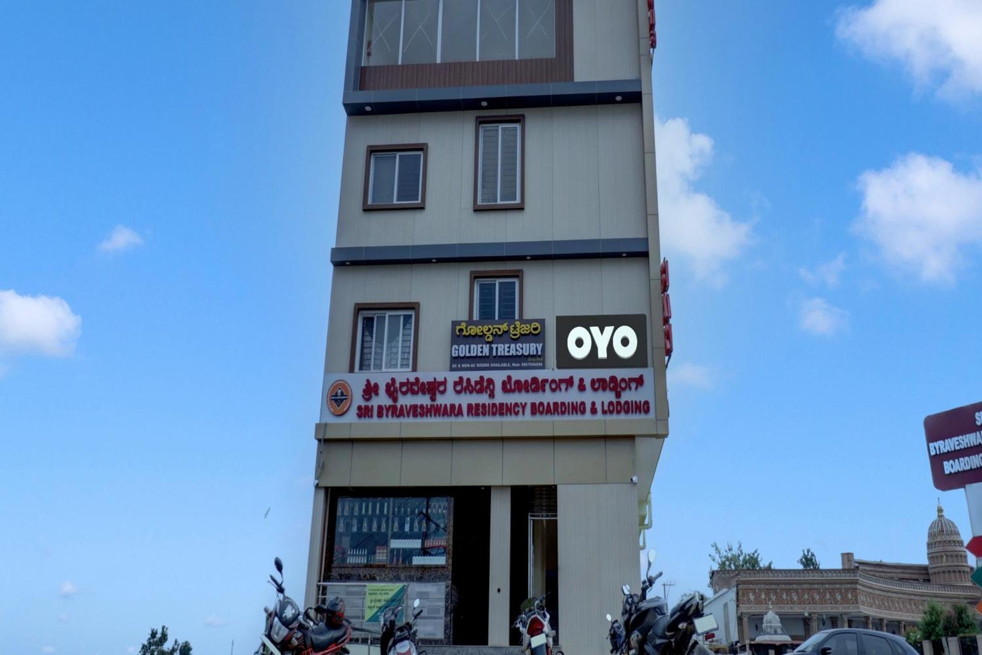 Oyo Flagship Golden Treasury Hotel Bangalore Bagian luar foto